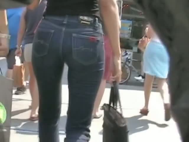 Two hot college chick's big candid asses