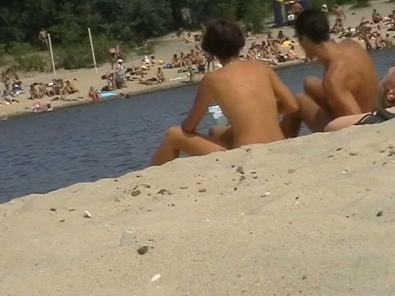 Voyeur preys on a juicy ass on the nudist beach