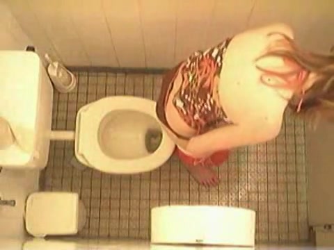 Amateur girls on toilet cam pissing and dressing scenes