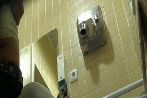 Amateur girl pissed quickly but got on voyeur toilet cam