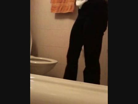 Bath spy camera shoots cute babe on the toilet bowl