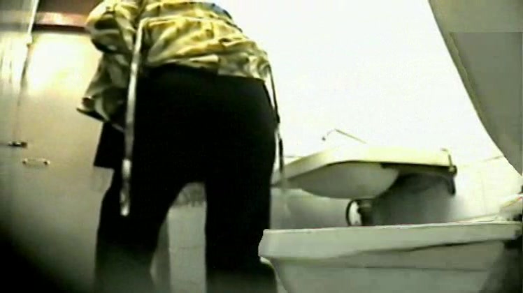 Amateur girls lift up coats and sit pissing on toilet