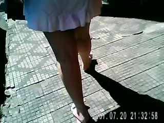Garota de mini saia branca