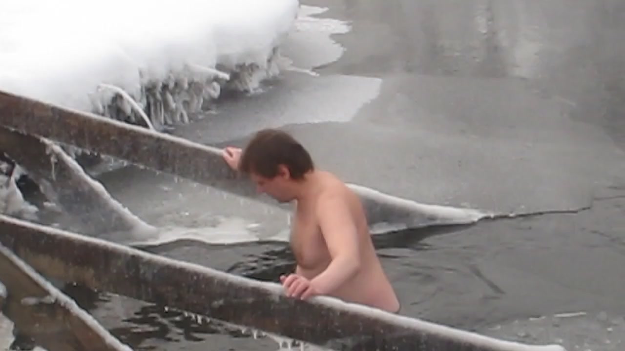 Bathing naked in 30 Celsius degrees of frost